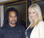 Le couple Karembeu en 2008. Dix ans après leur mariage, rine n'a changé, ils sont toujours aussi unis. Seuls les cheveux de Christian ont un peu poussé ! 