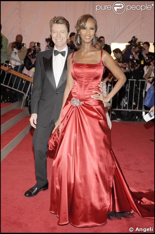 En 2008, Iman a lissé ses cheveux mais reste toujours aussi éblouissante au côté de sa superstar de mari, David Bowie. 