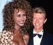 En 1991, David Bowie semble rayonnant au bras de la sublime Iman, à la chevelure... décoiffante ! 