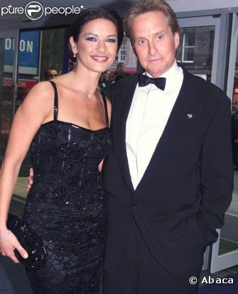 En 1999, Catherine Zeta-Jones et Michael Douglas sont l'un des plus beaux couples du cinéma, malgré leur différence d'âge de 25 ans.