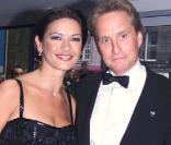 En 1999, Catherine Zeta-Jones et Michael Douglas sont l'un des plus beaux couples du cinéma, malgré leur différence d'âge de 25 ans. 