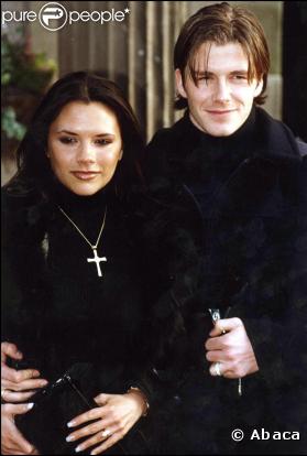 Non non, vous ne rêvez pas ! Il s'agit bien de Victoria et David Beckham, au tout début de leur relation en 1998. Ils se marieront l'année suivante.