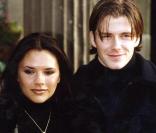 Non non, vous ne rêvez pas ! Il s'agit bien de Victoria et David Beckham, au tout début de leur relation en 1998. Ils se marieront l'année suivante. 