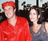 Eh oui, ce petit jeune has been auquel la célèbre Monica de Friends ose s'accrocher en 2000 n'est autre que David Arquette.  