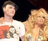 A l'image de son maillot doré et étoilé, Pamela Anderson est vraiment trop une star ! 