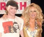 Pamela Anderson et sa plastique impressionnante... jambes galbées, poitrine gonflée, déhanchés ravageurs... 