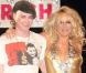 Pamela Anderson et sa plastique impressionnante... jambes galbées, poitrine gonflée, déhanchés ravageurs... 