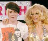 Pamela Anderson aide ce malheureux Richie Rich à rouler... ben oui, c'est ça quand on veut faire son malin ! 