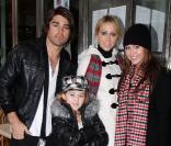 Miley Cyrus, sa mère, sa soeur, et son chéri Justin Gaston 