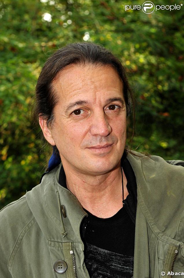 francis Lalanne n'a jamais abandonné sa passion, mais le fait désormais avec plus de légereté et de dérision ! Il inspire même de nouveaux 