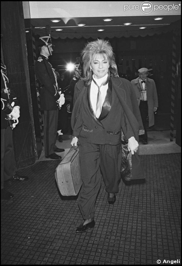 Waouh , la coupe de cheveux ! Les années 80 ont été terrible niveau look ! Ici Catherine Lara qui a connu un réel succès, notamment avec 