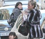 Laeticia Hallyday, Jade et Joy, se rendent à un déjuner organisé par l'Unicef. 02/2009