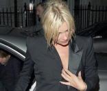 Kate Moss très élégante hier à Londres 