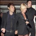 Kate Moss très amoureuse a oublié... sa robe ! Mais quelle élégance !