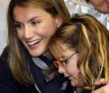 La princesse Letizia d'Espagne venue apporter de la bonne humeur aux enfants malades...