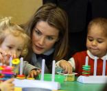La princesse Letizia d'Espagne venue apporter de la bonne humeur aux enfants malades...