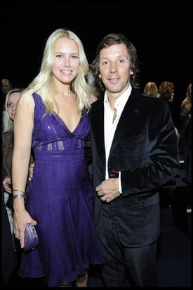 Valeria Mazza et son époux au défilé Versace lundi à Milan
