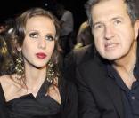 Allegra Versace et Mario Testino au défilé Versace lundi à Milan