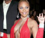 La sulfureuse Lil Kim sait décidément mettre ses atouts en valeur ! Où qu'elle soit...