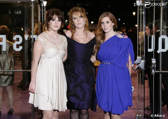 La princesse Eugenie, Sarah Ferguson et princesse Beatrice à la première de The Young Victoria