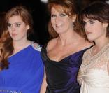 La princesse Eugenie, Sarah Ferguson et princesse Beatrice à la première de The Young Victoria