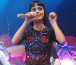 La jolie Katy Perry est une véritable bête de scène aux looks incroyables !