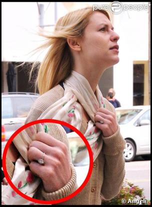 Claire Danes heureuse avec sa bague de fiançailles mercredi 4 mars à Beverly Hills