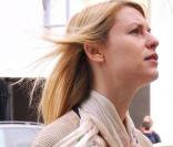 Claire Danes heureuse avec sa bague de fiançailles mercredi 4 mars à Beverly Hills