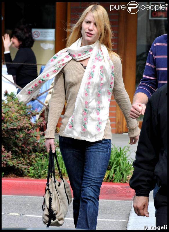 Claire Danes heureuse avec sa bague de fiançailles mercredi 4 mars à Beverly Hills