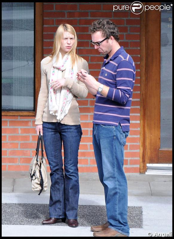 Claire Danes heureuse avec sa bague de fiançailles mercredi 4 mars à Beverly Hills