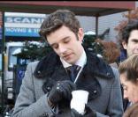 Michael Urie sur le tournage d'un épisode de la saison 3 de la série Ugly Betty à New York
