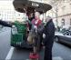 Sempé était hier à l'exposition consacrée au Petit Nicolas, à la mairie de Paris, à l'occasion du 50e anniversaire du petit personnage (ici à la descente du bus de l'époque qui l'a emmené à l'expo) 