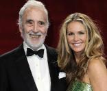 Le top Elle Macpherson, superbe, pose avec son trophée au bras du mythique Christopher Lee, à la grande cérémonie des Women's World Awards, qui s'est tenue à Vienne, en Autriche, le 5 mars 2009 !