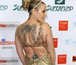 La très sexy chanteuse américaine Anastacia exhibe son impressionnant tatouage sur le tapis rouge de la grande cérémonie des Women's World Awards, qui s'est tenue à Vienne, en Autriche, le 5 mars 2009 !