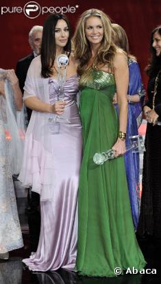 Monica Bellucci et Elle Macpherson, deux superbes sirènes sur le tapis rouge de la grande cérémonie des Women's World Awards, qui s'est tenue à Vienne, en Autriche, le 5 mars 2009 !