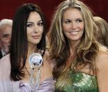 Monica Bellucci et Elle Macpherson, deux superbes sirènes sur le tapis rouge de la grande cérémonie des Women's World Awards, qui s'est tenue à Vienne, en Autriche, le 5 mars 2009 !