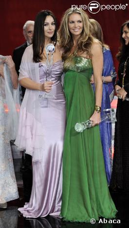 Monica Bellucci et Elle Macpherson, deux superbes sirènes sur le tapis rouge de la grande cérémonie des Women's World Awards, qui s'est tenue à Vienne, en Autriche, le 5 mars 2009 !