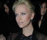 Charlize Theron fabuleuse au défilé Dior à Paris vendredi 6 mars