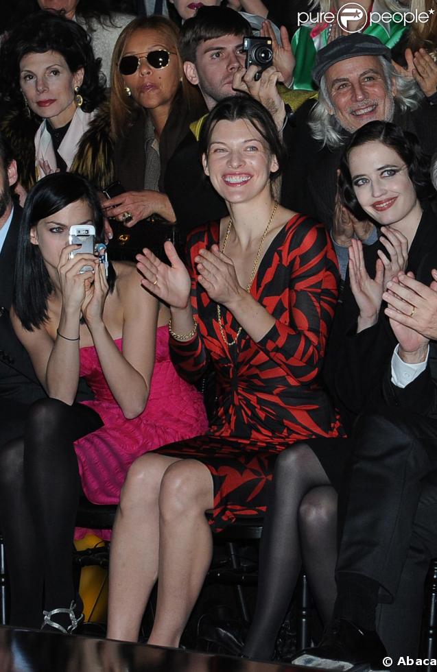 Milla Jovovich et Eva Green au défilé Dior à Paris vendredi 6 mars
