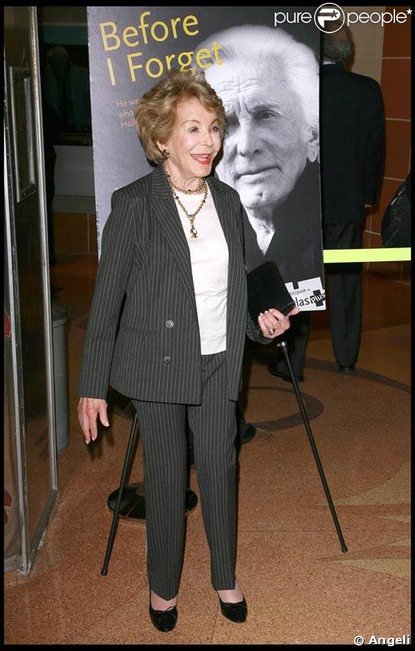 L'épouse de Kirk Douglas présente pour l'hommage rendu à son mari, 92 ans, qui fait un one-man-show à Culver City