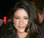 Catherine Zeta-Jones était également présente à l'hommage rendu au patriarche Kirk Douglas, 92 ans, qui fait un one-man-show à Culver City