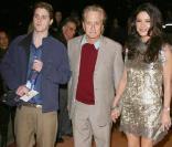 Cameron et Michael Douglas et Catherine Zeta-Jones pour l'hommage au patriarche Kirk, 92 ans qui fait un one-man-show à Culver City