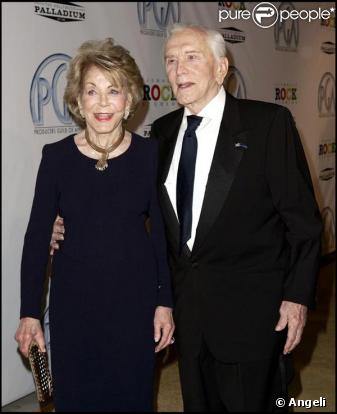Kirk Douglas et son épouse réunis pour un hommage au patriarche, 92 ans qui fait un one-man-show à Culver City
