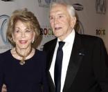 Kirk Douglas et son épouse réunis pour un hommage au patriarche, 92 ans qui fait un one-man-show à Culver City