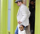 Brad Pitt emmène Shiloh et Zahara faire les magasins de jouets de Washington, et Zahara, 4 ans, commence déjà à travailler son côté star ! 