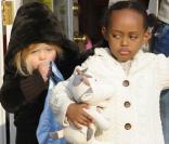 Brad Pitt emmène Shiloh et Zahara faire les magasins de jouets de Washington pendant qu'Angelina Jolie travaille, sur le tournage de son prochain film.