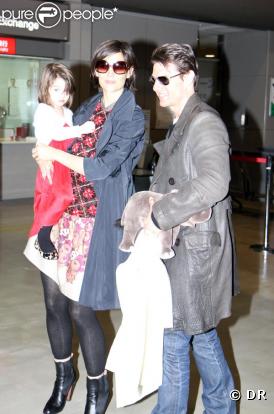 Tom Cruise, Katie Holmes et Suri arrivent à l'aéroport Narita, à Chiba, au Japon, le 8 mars 2009.