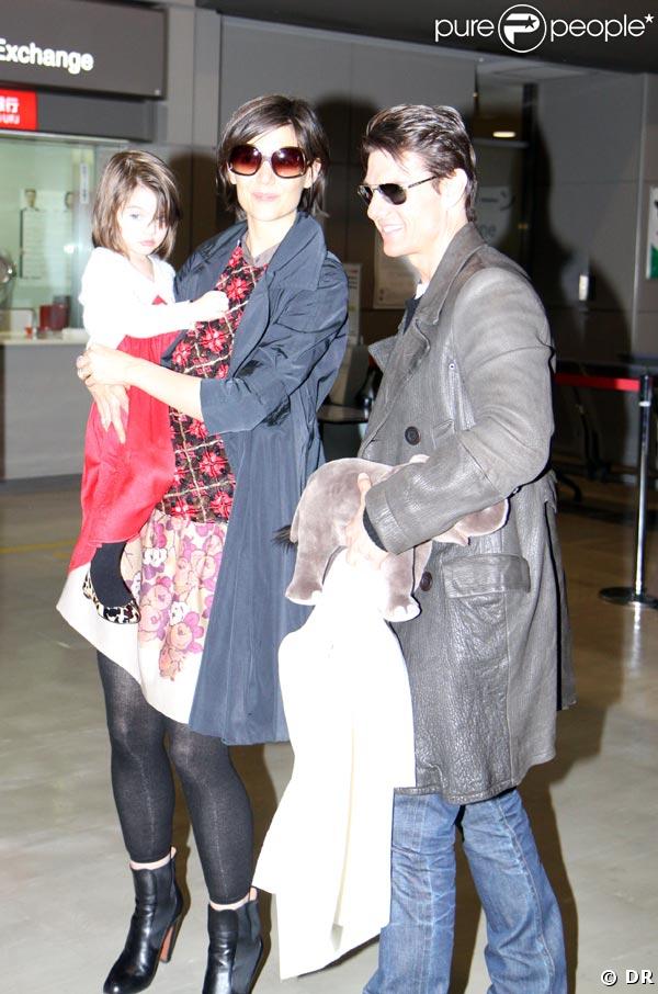 Tom Cruise, Katie Holmes et Suri arrivent à l'aéroport Narita, à Chiba, au Japon, le 8 mars 2009.