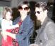 Tom Cruise, Katie Holmes et Suri arrivent à l'aéroport Narita, à Chiba, au Japon, le 8 mars 2009.