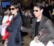 Tom Cruise, Katie Holmes et Suri arrivent à l'aéroport Narita, à Chiba, au Japon, le 8 mars 2009.